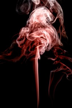 Soyut siyah bir arka plan üzerinde duman dans.