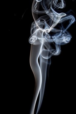 Soyut siyah bir arka plan üzerinde duman dans.