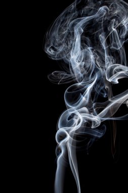 Soyut siyah bir arka plan üzerinde duman dans.