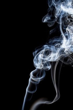 Soyut siyah bir arka plan üzerinde duman dans.