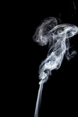 Soyut siyah bir arka plan üzerinde duman dans.