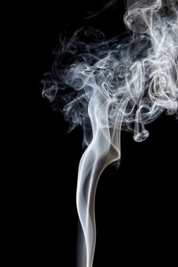 Soyut siyah bir arka plan üzerinde duman dans.