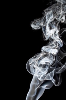 Soyut siyah bir arka plan üzerinde duman dans.