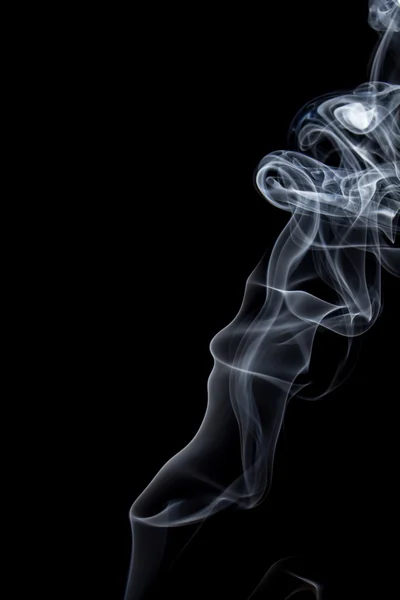 Soyut siyah bir arka plan üzerinde duman dans.