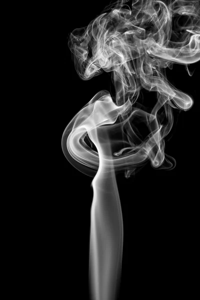 Resumen de la danza del humo sobre un fondo negro . —  Fotos de Stock