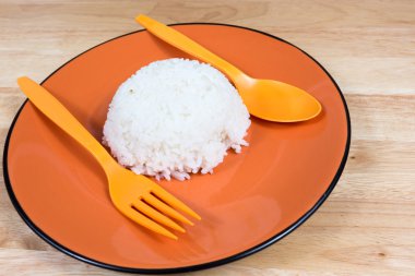 Portakal yemek pirinç ahşap masa kaşık ile