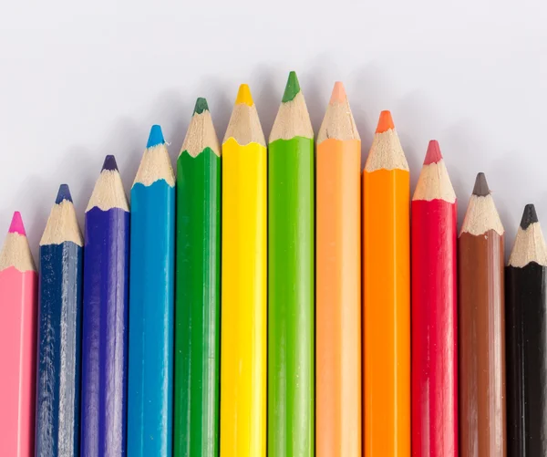 Renkli kalemler üzerinde beyaz dizilmiş — Stok fotoğraf
