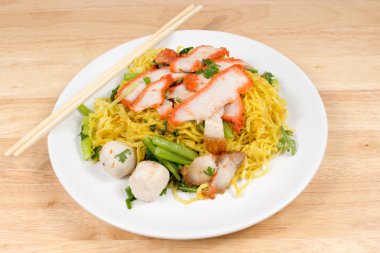 Ahşap masa üzerinde domuz eti kuru erişte