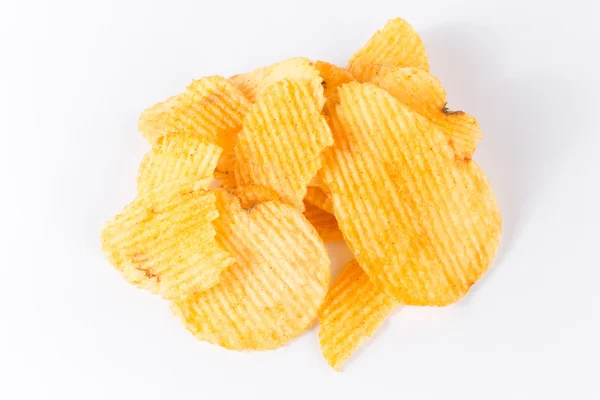 BBQ smak chips på vit — Stockfoto