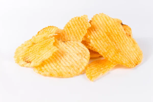 BBQ smak chips på vit — Stockfoto