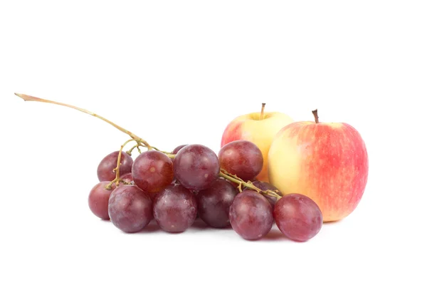 Uva fresca y manzana sobre fondo blanco — Foto de Stock
