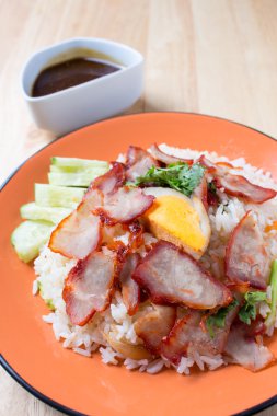 Soslu ve pirinçli ızgara kırmızı domuz eti..