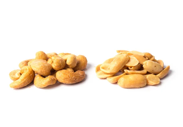 Соленые и жареные орехи кешью и соленый арахис на белом — стоковое фото