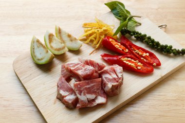 odun kesmenin üzerinde kızarmış baharatlı domuz için ham