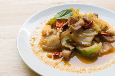 tabak kızarmış baharatlı domuz