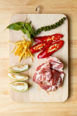 odun kesmenin üzerinde kızarmış baharatlı domuz için ham