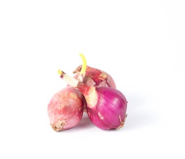 Beyaz arkaplanda taze soğan