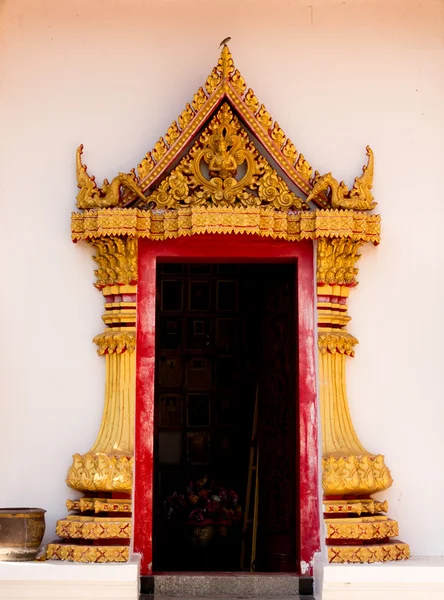 Tür eines alten Tempels in Thailand — Stockfoto