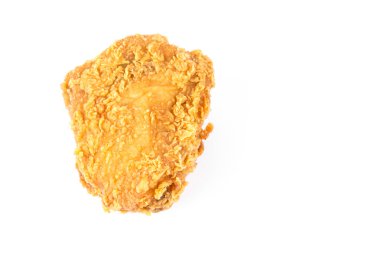 kızarmış tavuk sıcak ve baharatlı beyaz bir arka plan üzerinde