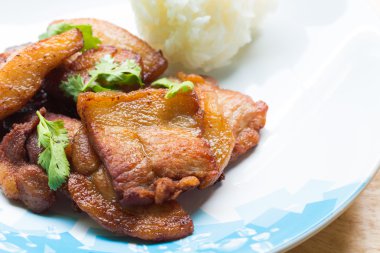 Tabak içinde tavada kızartılmış domuz eti