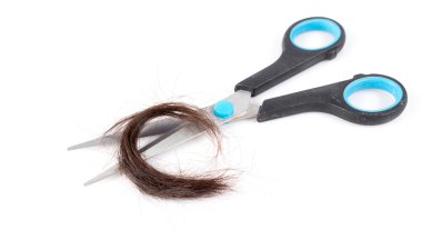 kadının beyaz için makaslar ile saç