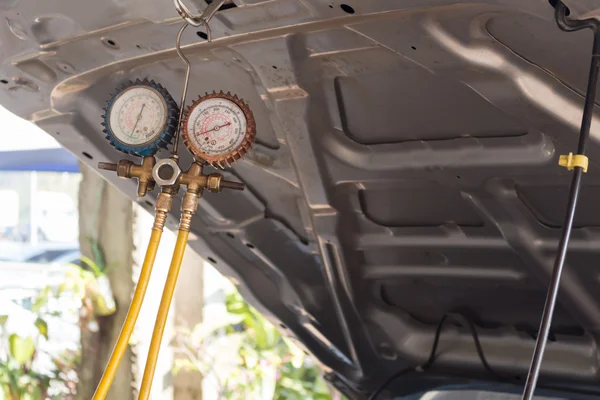 Herramientas de monitoreo aire del coche del garaje del coche —  Fotos de Stock