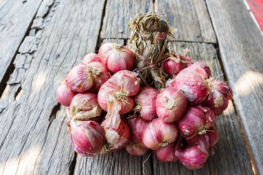 Arpacık bir tahta üzerinde