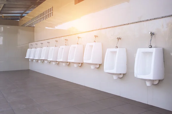 Linii białej porcelany pisuary w toaletach publicznych — Zdjęcie stockowe