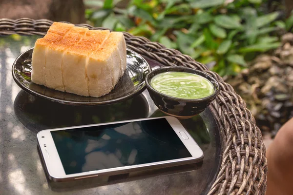 Brotpudding und Smartphone — Stockfoto