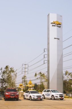 Chevrolet logosu ve yeni otomatik araçların.