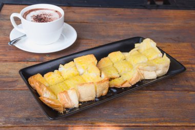 Tost ekmeği tereyağı ve şeker ile dilimlenmiş