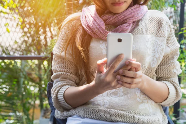 Mulher usando smartphone no café. — Fotografia de Stock