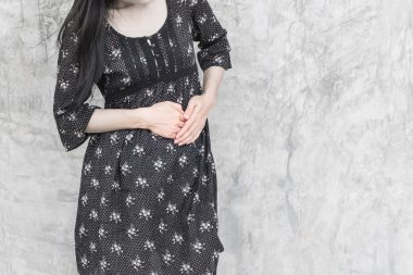 Karın ağrısı çeken bir kadın.