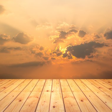 güzel gün batımı bulutlar ile ahşap doku