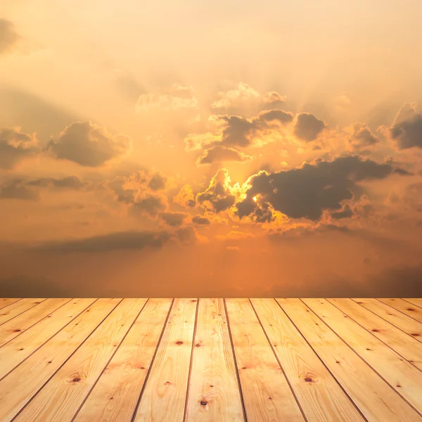 güzel gün batımı bulutlar ile ahşap doku