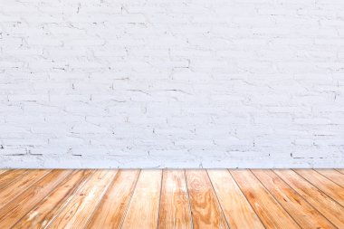 Beyaz tuğla duvar ile eski iç.