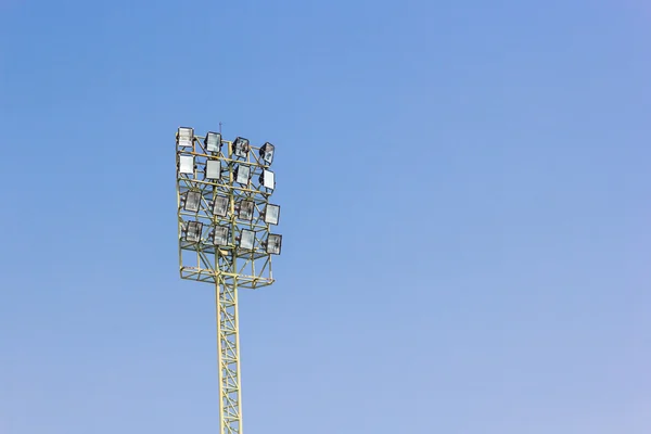 Sportlichter mit blauem Himmel — Stockfoto