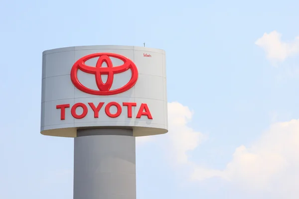 Logotipo Toyota no céu azul . — Fotografia de Stock