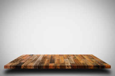 Beyaz duvar arka plan üzerinde eski ahşap raf.