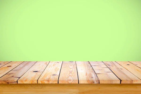 Piano vuoto del tavolo o del bancone in legno isolato sul gradiente verde — Foto Stock