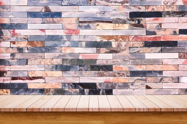 大理石の石造り壁の背景を持つ空の木製テーブル. — ストック写真
