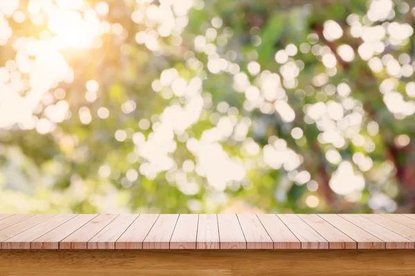 Mesa de madeira vazia com fundo verde abstrato bokeh . — Fotografia de Stock