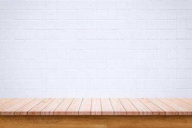 Beyaz tuğla duvar arka plan ile boş ahşap masa.