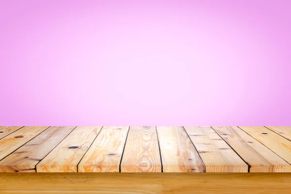 Pusty góry drewniany stół lub licznik na białym tle różowy gradientu b — Zdjęcie stockowe