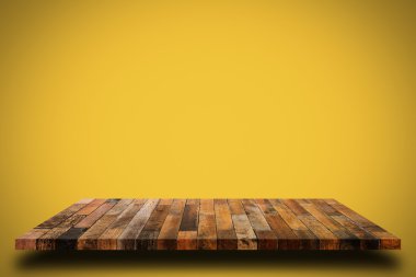 Sarı duvar arka plan üzerinde eski ahşap raf.