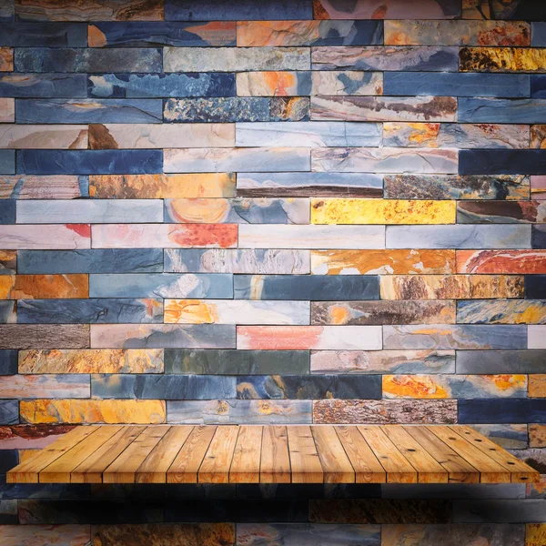 空の木製棚と大理石の石の壁の背景. — ストック写真