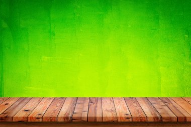 Yeşil duvar arka plan ile boş ahşap masa.