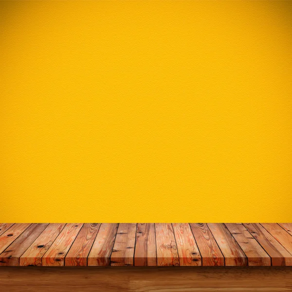 Pusty góry drewniany stół lub licznik na białym tle na żółty gradientu — Zdjęcie stockowe