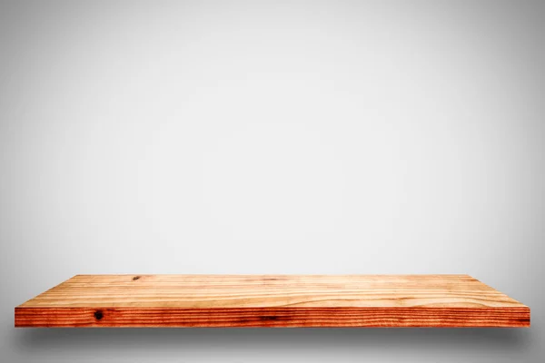 Estante de madera vacío sobre fondo de pared blanco . — Foto de Stock
