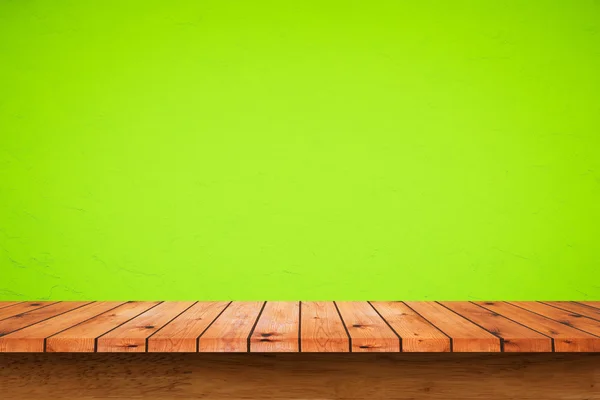 녹색 벽 배경 빈 나무 테이블. — 스톡 사진